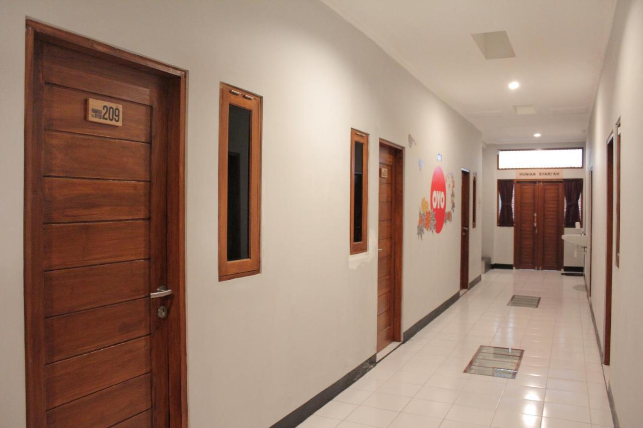 Oyo 121 Rumah Ayub Syariah Hotel Jakarta Ngoại thất bức ảnh