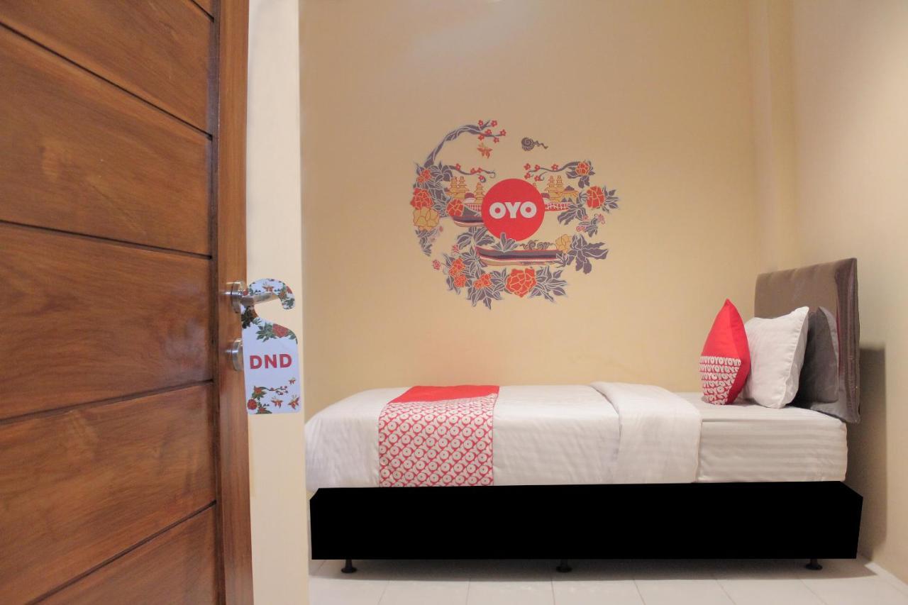 Oyo 121 Rumah Ayub Syariah Hotel Jakarta Ngoại thất bức ảnh