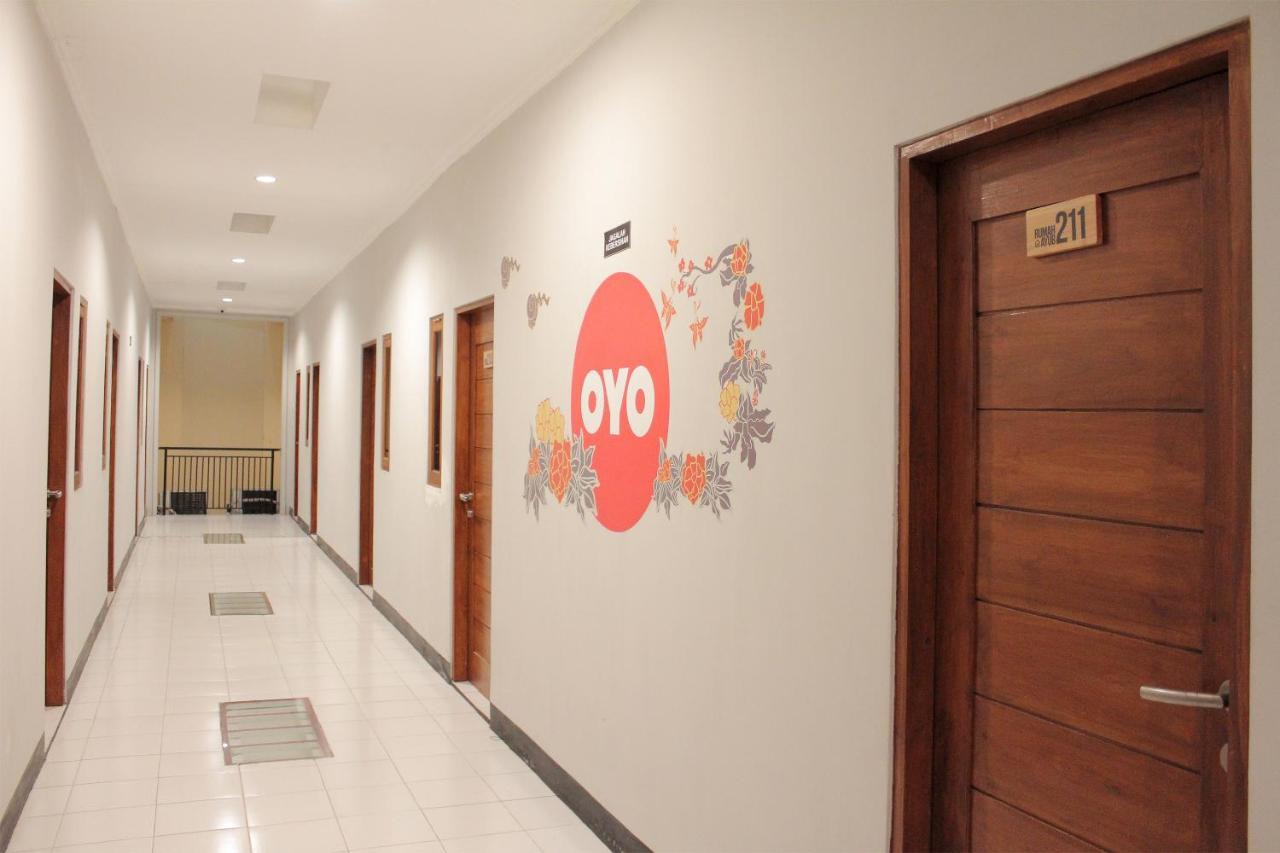 Oyo 121 Rumah Ayub Syariah Hotel Jakarta Ngoại thất bức ảnh